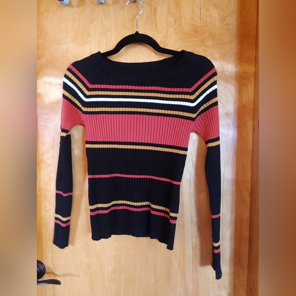 assorted sweaters - Picture 11 of 14